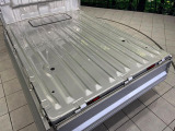 積み下ろしのしやすいデッキにはたっぷりと荷物を積み込んでいただけます。遊びから仕事まで、様々なシーンで頼れます♪