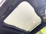 【ガラスルーフ】ガラスルーフ搭載で車内の解放感が一気にアップ!開放的なドライブをお楽しみいただけます。