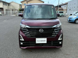 日産のブランドを象徴するVモーショングリルです。