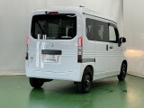 後席の窓には外から車内が見えにくくなるプライバシーガラスを採用。周りを気にせずリラックスして過ごせます
