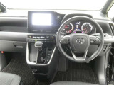 運転席からの視界はこんな感じです☆お気軽にご来店いただき、実際に座って是非お確かめください。ドライバーに寄り添う快適な操作フィールをもたらすステアリングです。