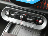 エンジンスタート/ストップのトグルスイッチやエアコンのボタンなどは、センターパネルに集約されています!