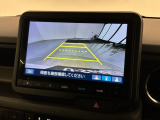 リバースギアに入れるだけで後方の表示へ切り替わります。夜間や雨の日の駐車も楽になりますよ。