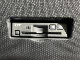 【ETC】有料道路を利用する際に料金所で停止することなく通過できる、ETC車載器(ノンストップ自動料金収受システム機器)が装備されています。セットアップを行うことで利用可能になります。