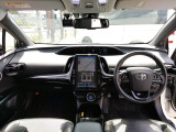 運転席側から助手席側に向けて見渡したインパネ全体の全景です。ダッシュボード上面のコンディションや、中央操作パネルの配置状態を画像より詳細にご確認ください。