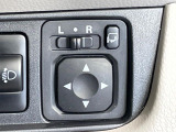 【電動格納ミラー】サイドミラーは電動格納式となっており、狭い駐車場でもキズがつくリスクを抑えられます。