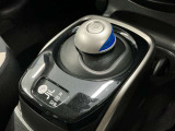 前後の動きだけで簡単に操作できる先進的なデザインの電制シフト。扱いやすく、手に馴染みやすい設計となっています。