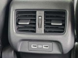 後席用エアコン吹き出し口を装備。後部座席にも風を届け、車内全体を快適な空間に保ちます。