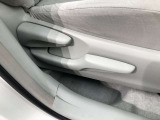 運転席シート座面は上下アジャスター付きです。お好みの位置に調整可能です。