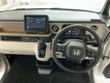 【前方視界】開放的な前方視界!運転がしやすく疲れにくいです♪窓が大きく、見通しがとっても良いおクルマですよ♪