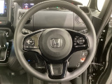 ハンドルにHondaセンシング系のクルーズコントロールやレーンキープアシストなどのスイッチと、オーディオの操作スイッチが装備されています。ハンドルから手を離さず安全に操作できます。