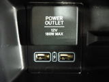 便利な充電用USBジャックも付いています。12V電源ソケットを設置しております。周辺機器の充電にご利用頂けます。