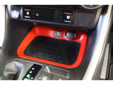 USB充電器や様々な電気製品の電源供給ポートとしてアクセサリーソケットを装備しています。通信/給電用USBも装備。手前には収納はもちろん、充電中のスマホなどの置き場に便利なトレイも備えています。