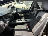 運転席シートには肘掛もついてます。