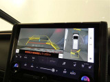 パノラミックビューモニターを装備。クルマを真上から見るように周囲を確認できます。