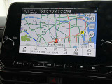 メーカー装着のNissanConnectナビが付いています。
