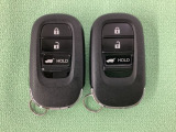 スマートキーを装備しています。鍵を差し込むことなくドアロックの開け閉めと、スタートボタン操作でのエンジンスタートができます。ボタン操作でトランクが開けられる電動テールゲートのボタンもついています。
