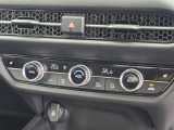 車内環境を自動でコントロールするフルオートエアコン。長距離ドライブも快適です。