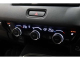 運転席と助手席の温度設定の変更が可能な左右独立タイプのデュアルエアコンです♪♪♪暑がりな人・寒がりな人も誰もが車内を快適にお過ごしいただけます♪♪♪