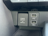 USBソケットと12V電源ソケットを設置しています。周辺機器の充電にご利用いただけます。