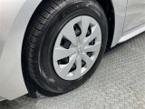 スポーティな印象を与える純正ホイールです。どこまでも走っていきたくなるようなデザインですね♪