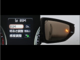 隣車線を走る車両をレーダーで検知し、ドアミラーでは確認しにくい後側方エリアに存在する車両に加え、急接近してくる車両も検知します。車両を検知するとドアミラーに搭載されたLEDインジケーターが点灯します。
