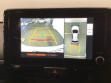 バックギアに入れますとご覧のような画像に自動的に切り替わります。車庫入れ時に役立ちます。