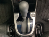 CVT車のセレクトレバーです。低速から高速まで、変速ショックのないスムーズな走りを実現するとともに、エンジン効率のよい領域を維持することで燃費にも貢献します。