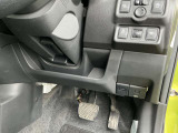 駐車ブレーキは手動式です