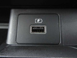 Type AのUSB電源ソケットが装着されております。移動中にスマホやタブレットの充電に便利です☆