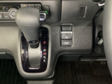CVT車のセレクトレバーです。低速から高速まで、変速ショックのないスムーズな走りと、エンジン効率のよい領域を維持して燃費にも貢献します。サイドブレーキはスイッチ操作の電子制御パーキングブレーキです。