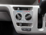 使いやすいマニュアルエアコンは簡単な操作で車内を快適にしてくれます☆
