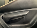運転席にはドライバーの体型や好みに応じて前後方向だけでなく、高さの調整ができるシートリフターを装備!