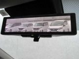 【スマートルームミラー】後方の映像を高精細モニターに映し出し、荷物や乗員で視界が遮られても安全に確認可能。夜間や雨天でもクリアな視界を確保する先進装備です。