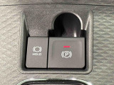 指先だけで簡単に操作が可能な電動パーキングブレーキを採用。「HOLD」スイッチを押すと、渋滞や信号待ちなどでブレーキペダルから足を離しても、ブレーキを保持するので安心です