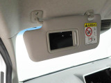 女性には嬉しい、照明付きのミラーが付いたサンバイザーです♪車内でのお化粧直しも出来ちゃいますよ!