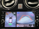 【アラウンドビューモニター】空から見下ろしているかのような映像で駐車をアシスト!人や自転車など周囲に動くものがいる時は表示とブザーで知らせてくれます!
