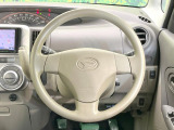 インテリアに合わせたデザインのステアリングは、運転される方のことも考え、運転しやすい形状、大きさです。是非一度、実際に触ってお確かめください。