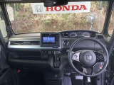 フロントガラスが大きく、ワイドな視界で運転もしやすくなるように、設計されています。