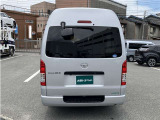 大きく広いガラスウインドウでバックカメラも付いているので安心です。