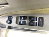 【電動格納ミラー】サイドミラーは電動格納式となっており、狭い駐車場でもキズがつくリスクを抑えられます。