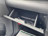 【グローブボックス】『グローブボックス』の画像になります。車検証ケースや日頃使う小物類の収納に便利ですね!