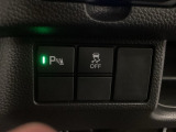 VSA装備車です。VSAはドライバーの操作と車の動きを見守っています。もし車の挙動が乱れたとき、4輪別々にブレーキをかけたり、エンジンパワーをしぼることによって車を安定させます。