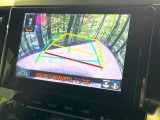 【バックカメラ】駐車時に後方がリアルタイム映像で確認できます。大型商業施設や立体駐車場での駐車時や、夜間のバック時に大活躍!運転スキルに関わらず、今や必須となった装備のひとつです!