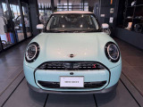 弊社では全車両の事前点検整備を行っております。またご納車前に再度点検整備を行い、全国ご自宅前までご納車致します。正規ディーラーならではのクオリティと安心をお届けしております!