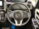 インテリアに合わせたデザインのステアリングは、運転される方のことも考え、運転しやすい形状、大きさです。是非一度、実際に触ってお確かめください。