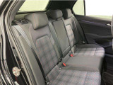安全性と快適性を追求した、少し硬めのシート。 これは長時間の運転や渋滞などの状況でも、身体の疲労度が少ないことを求めたものです。