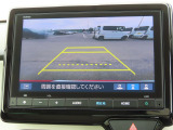 リアワイドカメラシステム!従来の視野に加えて、後方側方を約180&deg;まで見えるワイドビューと、後方を真上から見たような視野で駐車時などに便利なトップダウンビューの3つの視野があります!