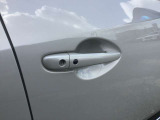 スマートキーを所持している状態でロックボタンを押すと、車両すべてのドアの解錠や施錠を行うことが出来ます。