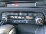 左右独立式のフルオートエアコンです。運転席、助手席で好みの温度設定が可能。ご夫婦やカップルの方に喜ばれる機能です!